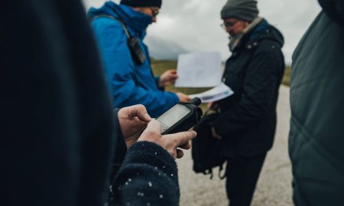 gps menschen 2 Bei der GPS-Orientierungstour erfährt die Gruppe wertvolle „Learnings“ für Kommunikation und teamübergreifende Zusammenarbeit.