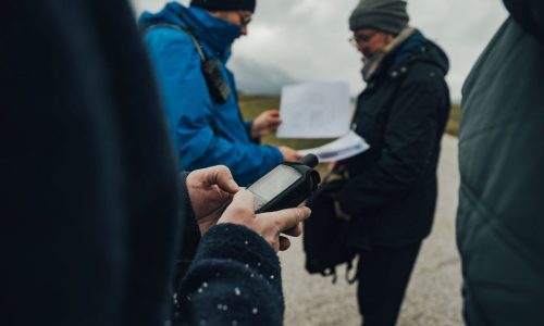 Bei der GPS-Orientierungstour erfährt die Gruppe wertvolle „Learnings“ für Kommunikation und teamübergreifende Zusammenarbeit.